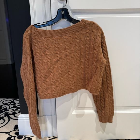 Alice + Olivia - Ayden Cropped V-Neck Pullover in Camel - Picture 6 of 10